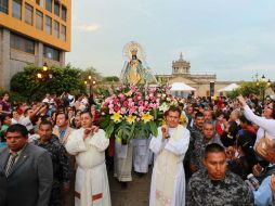 La imagen de la Virgen de Zapopan es llevada a su lugar de descanso en la Catedral.  /