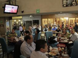 EN diferentes lugares de la ciudad el partido fue seguido con mucha expectación.  /