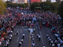 Los ''romeros'' continúan acompañanado a la imagen de la Virge de Zapopan, de camino a la Basílica en la ex villa maicera.  /