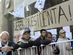 Cristina Fernández fue esperada por sus seguidores durante su operación. EFE /