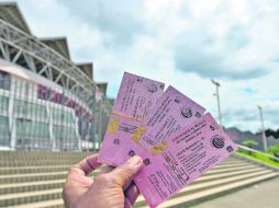 Un aficionado costarricense sostiene los boletos de entrada recién adquiridos frente al escenario del partido Costa Rica-México. MEXSPORT /