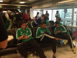Los futbolistas aguardaban en el aeropuerto mientras su vuelo salía. ESPECIAL /