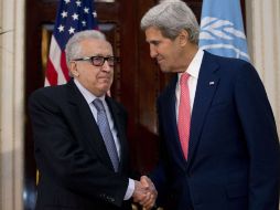 El secretario estadounidense de Estado, John Kerry (d), y el enviado especial para Siria, Lakhdar Brahimi. AFP /