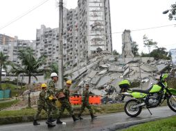 Autoridades no pueden precisar cuánto tiempo podría tomar para que la Torre 5 colapse. AP /