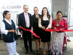 El secretario de Salud, acompañado de la presidenta del DIF Jalisco, inaugura los nuevos mastógrafos.  /