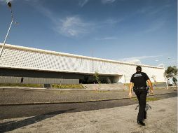 Un policía camina por el lugar donde estarán las instalaciones del centro.  /