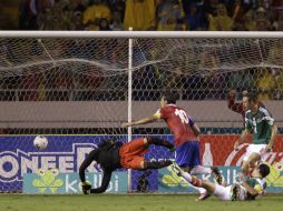 Costa Rica hizo su juego y con marcador de 2-1 derrotó a México, que gracias a EU obtiene el pase al repechaje. AP /