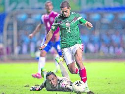 Otro error de Javier 'Chicharito' Hernández. El delantero jalisciense no pudo empujar el balón ante la meta vacía de Costa Rica. MEXSPORT /