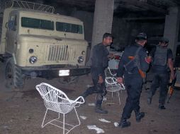 Policías examinan el lugar donde se llevó a cabo el atentado. AFP /