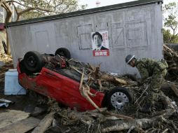 Soldados buscan supervivientes entre los escombros tras el paso del tifón 'Wipha' en la isla de Oshima en Japón. EFE /