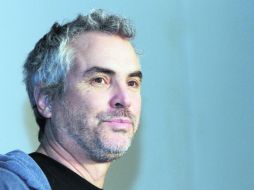Alfonso Cuarón se ha acercado a un grupo de colaboradores, con quienes dirime su trabajo y la forma de ejecutarlo. AP /