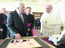 El Papa Francisco le regala una pluma al presidente palestino, Mahmud Abbas, durante su primera visita al Vaticano. AFP /