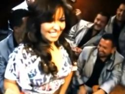 En el video, la ''reportera'' se desprende de su ropa interior, en medio de la mirada de los integrantes de la banda. ESPECIAL /