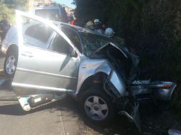La víctima chocó su vehículo contra un talud y posteriormente contra el muro de contención. ESPECIAL /