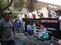 Maestros de cinco estados cercaron la sucursal de Walmart uenavista, en el DF. EFE /