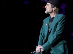 El cantante Joaquín Sabina dio un susto a sus seguidores al interrumpir un concierto por problemas de salud. EFE /