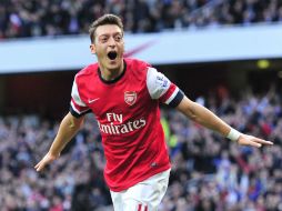Özil fue la figura del partido al darle dos tantos al Arsenal en su juego contra el Norwich. AFP /