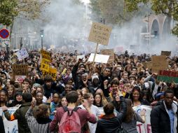 Estudiantes franceses protestan por la deportación de estudiantes extranjeros indocumentados. EFE /