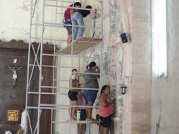 Integrantes de la comunidad de Sacalum ayudan a la restauración de Iglesia. NTX /