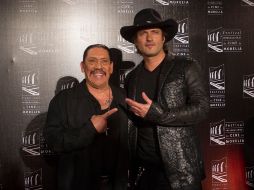 Robert Rodríguez (d) y Danny Trejo posan en la alfombra roja.  /