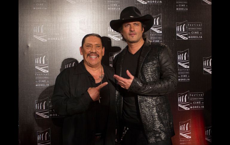 Robert Rodríguez (d) y Danny Trejo posan en la alfombra roja.  /