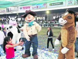 Las botargas son un éxito con los pequeños. Los niños quieren saludarlos, abrazarlos y tomarse la foto del recuerdo con los personajes.  /