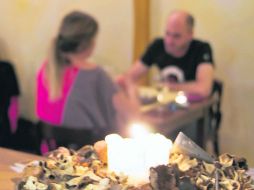 Para dos. En la cena, los empleados buscaron que la pareja comprara ''membresías'' para viajar. ESPECIAL /