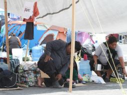 Aunque son pocos, maestros permanecen en Monumento a la Revolución. NTX /