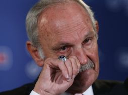 Con lágrimas, Jim se despide del equipo que lo tuvo durante los últimos años. AP /