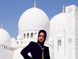 Rihanna compartió imágenes donde se muestra cubierta hasta la cabeza afuera de una mezquita. SUN /