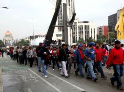 El contingente de maestros partió desde su plantón en el Monumento a la Revolución con hacia las inmediaciones de San Lázaro. SUN /