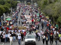 Los maestros de la CNTE bloquearon algunas vialidades mientras se dirigían hacia las inmediaciones de San Lázaro. SUN /
