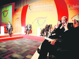 Empresarios y especialistas participan en mesas de trabajo como las de la imagen, con el tema “México como actor global”.  /