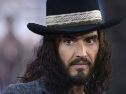 Para su programa, Russell Brand se bañó con un vagabundo, vivió con un nazi, le dio un beso francés a una anciana, entre otras locuras. ARCHIVO /