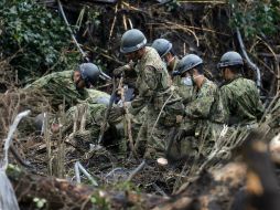 Membros del ejército japonés realizan labores de rescate y búsqueda de cuerpos tras el paso de 'Whipa'. AFP /