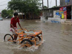 Autoridades recomiendan a la población retomar las actividades escolares y cotidianas con suma precaución. EFE /