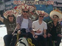 La estrella de 'Mi pobre angelito' aparece montado en un burro pintado como cebra. Foto: @El_Universal_Mx ESPECIAL /