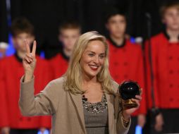 La actriz estadounidense Sharon Stone (c) posa con el ''Premio de la Paz''. EFE /