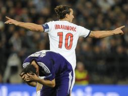 Zlatan Ibrahimovic guió la goleada que el conjunto parisino propinó en Bélgica. AFP /