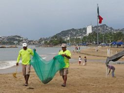 Autoridades comienzan con la limpieza en las playas de Acapulco para recibir a turistas. EFE /