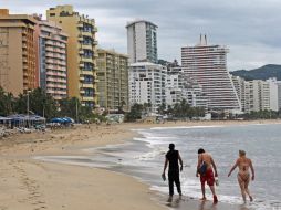 Turistas vuelven a disfrutar de las playas de Acapulco. EFE /