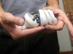 Es importante utilizar lámparas ahorradoras, ya que éstas consumen cuatro veces menos energía que lo focos y duran 10 veces más. ARCHIVO /