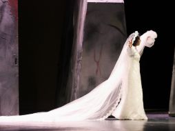 La actriz Isaura Espinoza, quien interpretó a Bernarda Alba, agradeció a los asistentes por apersonarse en el teatro.  /