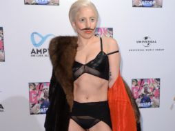 La cantante se presenta con el pelo corto y blanco, bigotes y un escaso atuendo negro. AFP /