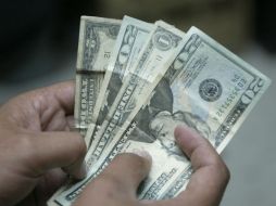 En el AICM ofrecen el dólar libre en un promedio de 12.76 pesos y lo adquieren en 12.28 pesos. ARCHIVO /