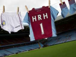 El pequeño Jorge recibió de regalo una equipación del club de la Premier League. ESPECIAL /