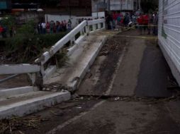 El puente Papagayo sufrió diversos daños luego del paso de la tormenta ''Manuel'' por Guerrero. ARCHIVO /