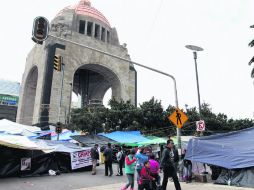 Los maestros mantienen su protesta en el Monumento a la Revolución, mientras que el GDF pretende su compactación. NTX /
