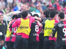 Vicente Matías Vuoso festejó con toda la banca atlista el tercer gol, el tanto con el que sellaron su primer triunfo del torneo.  /