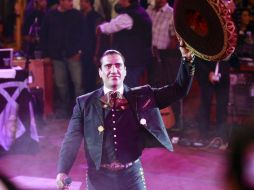 Alejandro Fernández, vestido de charro cantó sus éxitos de carácter más regional. ARCHIVO /